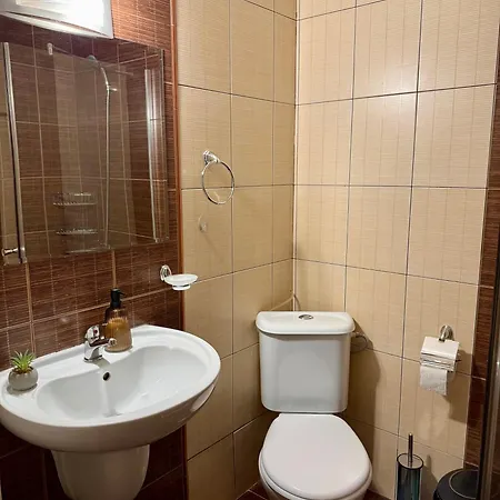 Gino's Place 2 Home2host בנסקו